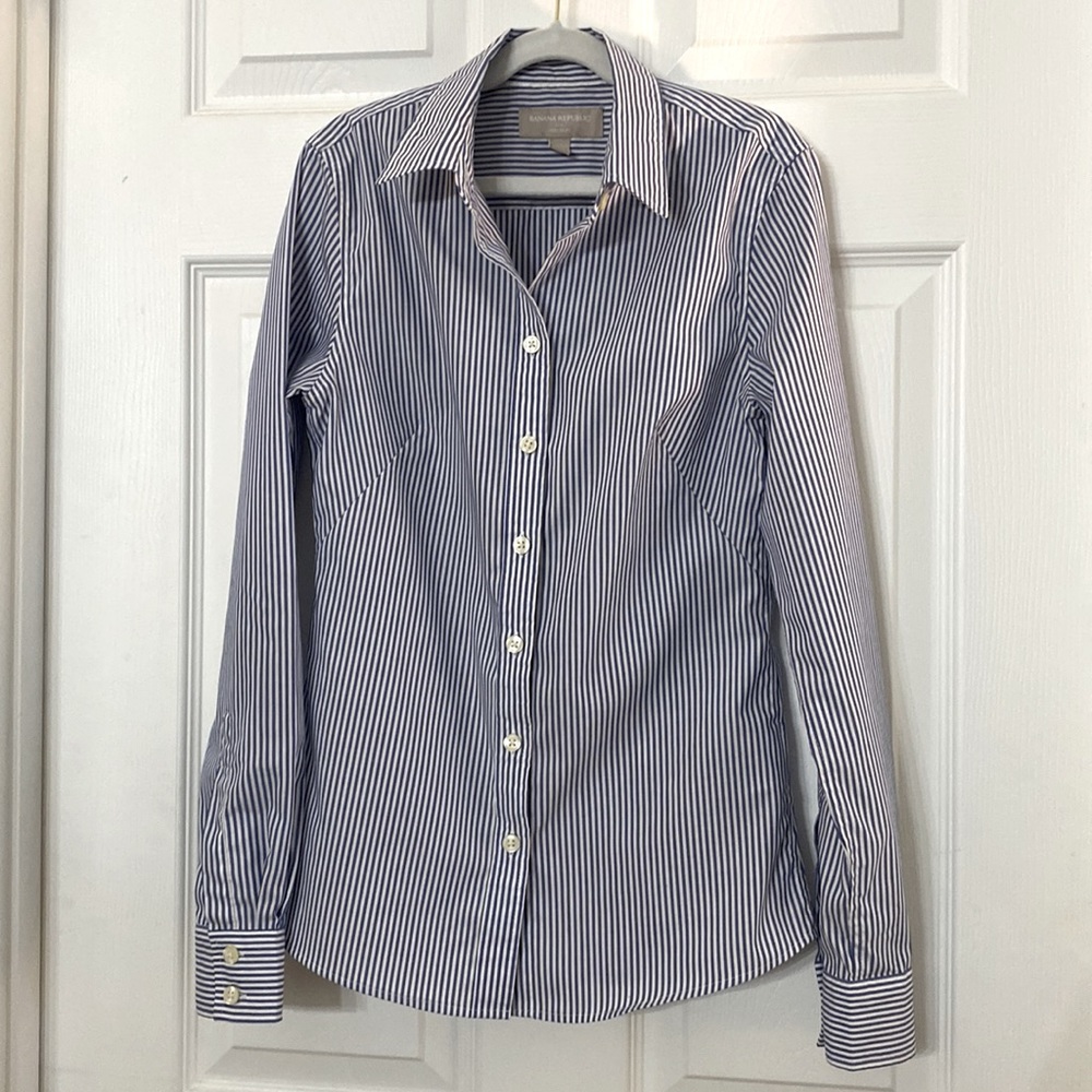 Striped women’s dress shirt Banana Republic button up. Blue and white stripe 00p